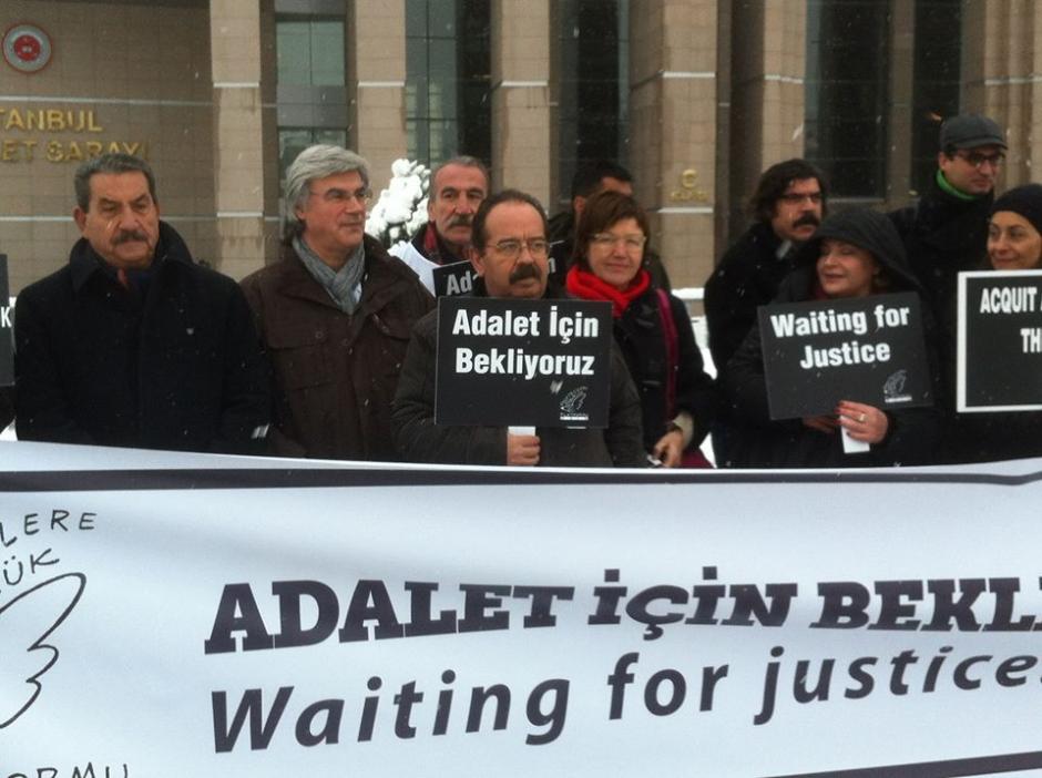 Turquie : déclaration de Patrick Le Hyaric (PCF) devant le tribunal d’Istanbul avec les journalistes menacés ou emprisonnés.
