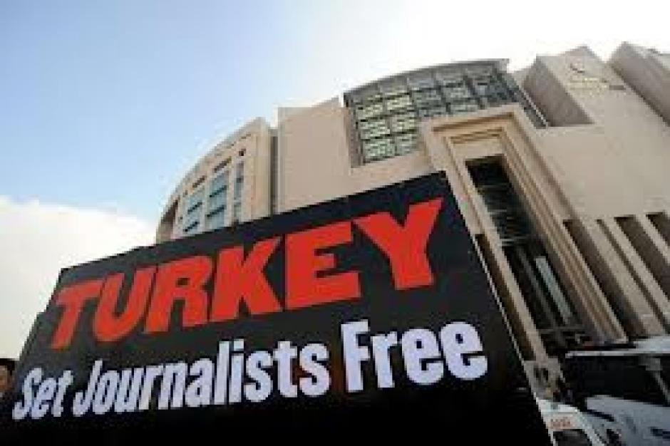 Turquie : une délégation du PCF assiste au procès des journalistes à Istanbul